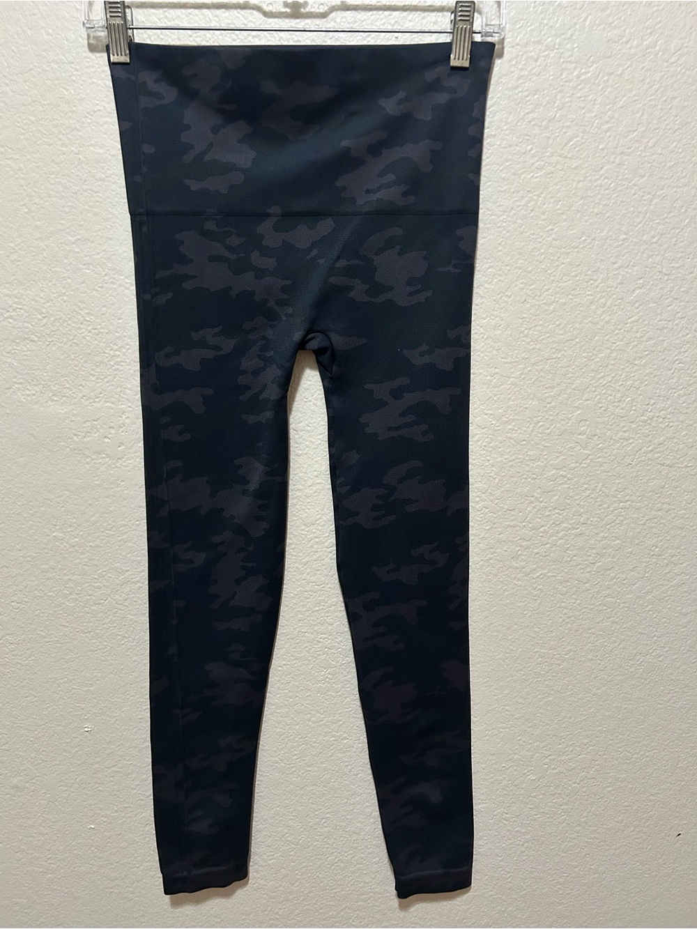 SPANX “Look At Me Now” Seamless Camo Leggings Black / Gray Medium
